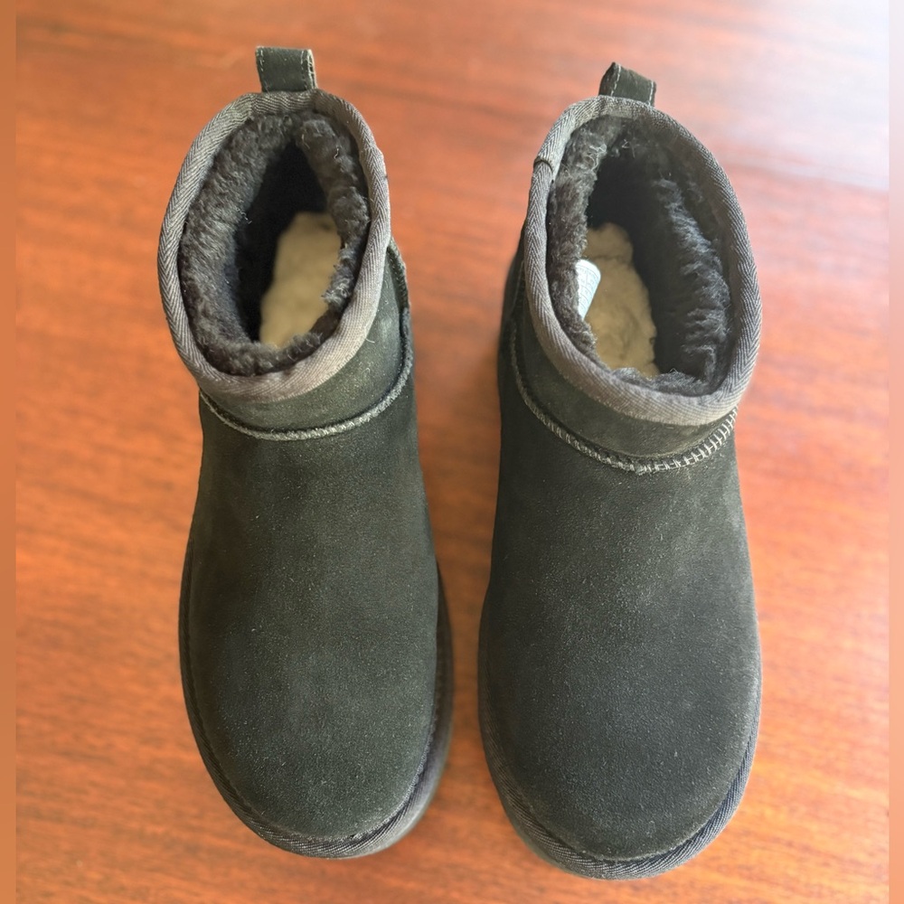 NWOT, Ugg mini platform Black,size 8